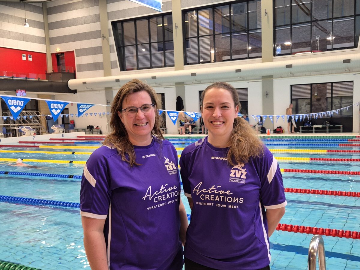 Jiska en Patricia aan de start op het ZMC-circuit in Heerenveen